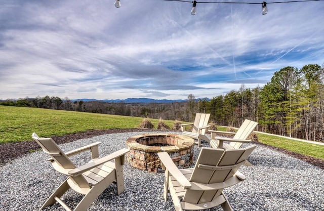 Mountain View Sip & Stay - near wineries, hikes, and towns!