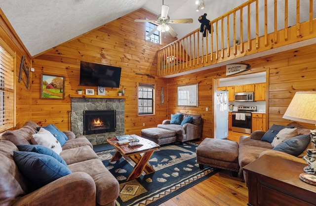 Mountain Views, 3 king beds, ready for Multi Couples get away! Fido too!