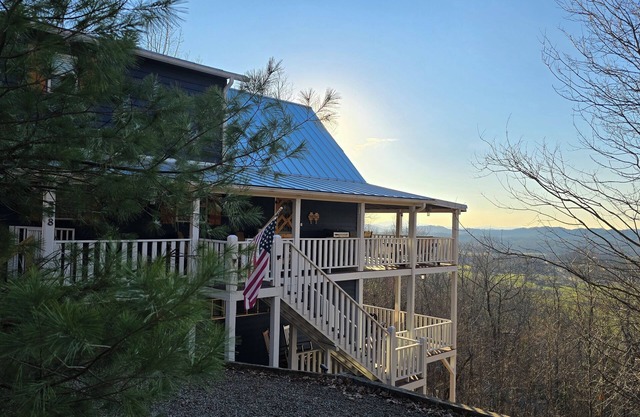 Mountain Views- Appalachian Mtns/Smokies. Waterfalls, trails, casino nearby!