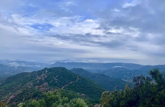 Mountain Views at Modern Cozy Wine Country Home, Steps Away from Hiking Trails