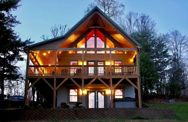 Mountain Views/Golf/Hot Tub/Cozy Cabin!