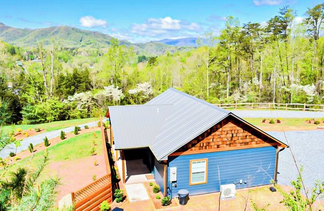 Mountain Views, Hot Tub & More — The Blue Moose Cabin Just Minutes from Town!