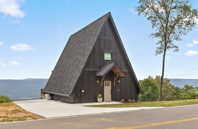 Mountain’s Edge by Appalachian A-Frames, Mountain View, Hot Tub, WiFi