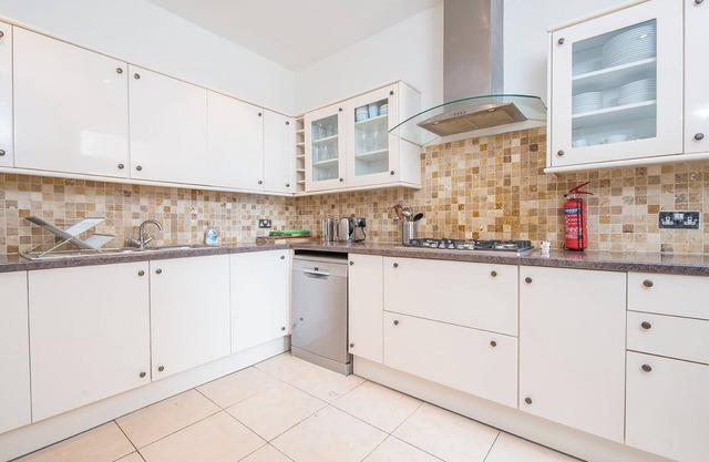 Mowbray, Holiday Cottage Fishguard, Sleeps 10, 5 bedrooms, bathrooms