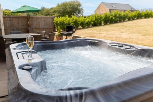 Mowerina - Dog-Friendly Barn Conversion with a Hot Tub