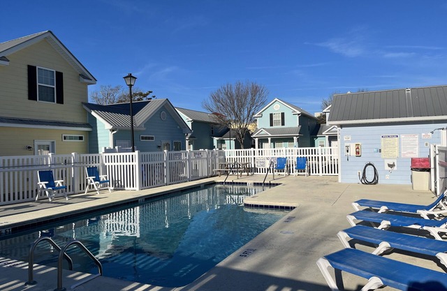 MRV50, 3-Bedroom Cottage, 2 Blocks To Beach! Free WIFI, Free Parking