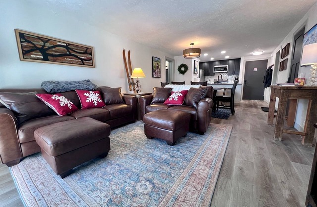 Mt. Crested Butte first-floor condo - Pool & Hot Tub - Walk or bus to ski basen