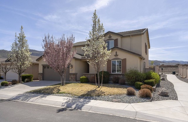 Mt Views 5 Beds 3 Baths Home: Open FloorPlan 20 mins to Mt Rose 35 Mins to Tahoe