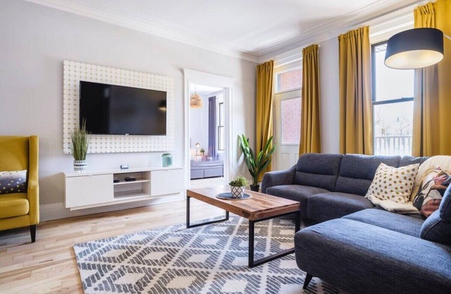 MTLVR #16 | Sleeps 12, A/C, 10 min to downtown