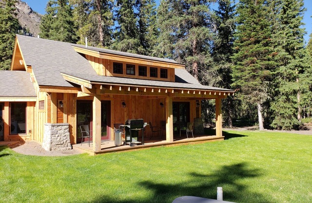 MTNLUX Guest House Creekside Sauna and Hot tub
