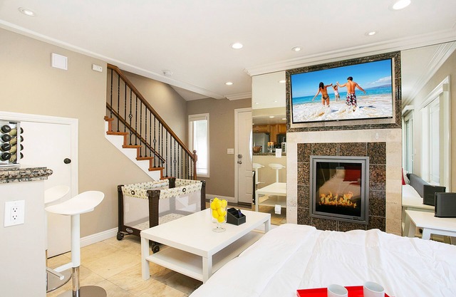 Multi-Level 2BR-Fast WiFI-Free Parking!-CM-1