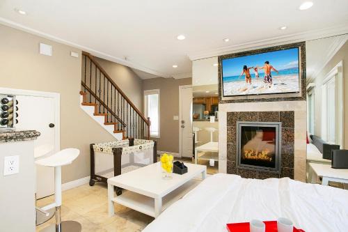 Multi-Level 2BR-Fast WiFI-Free Parking -CM-1