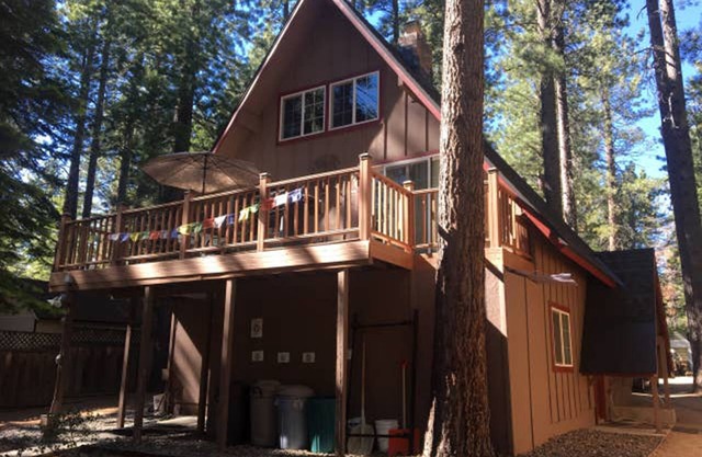 Multi-level A-Frame Cabin w/PRIVATE HOT TUB, SAUNA n-Sleeps 8, 2 cars only