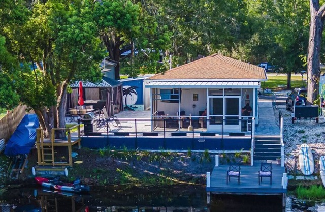 Murphy's Cove Retreat - Lakeside Hot Tub Included