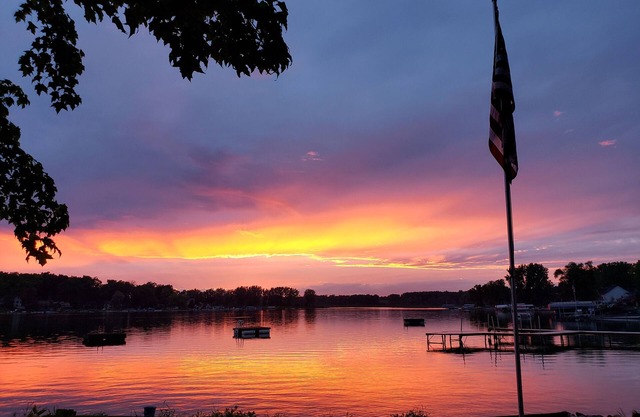 Murray Lake get-away with sunset view