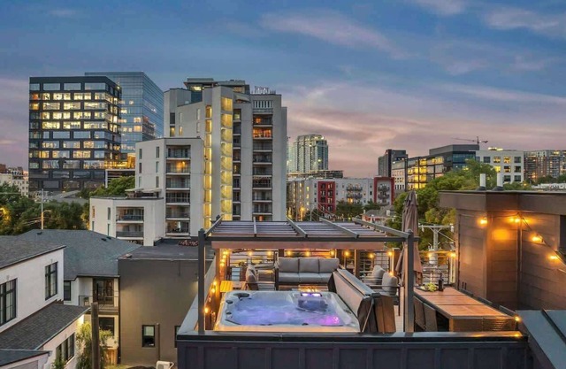 Music Row - Luxury Home w/5 en-suites!