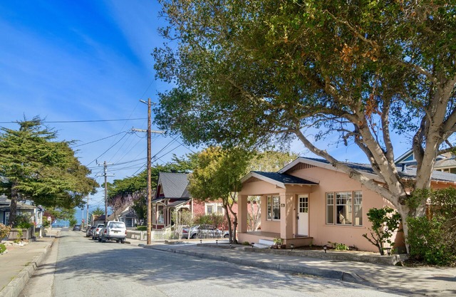 MV121 Walk to the Ocean Pacific Grove Cottage 30 Nts min