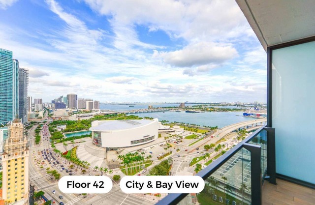 MVR - Sleek Studio with Iconic Downtown Views