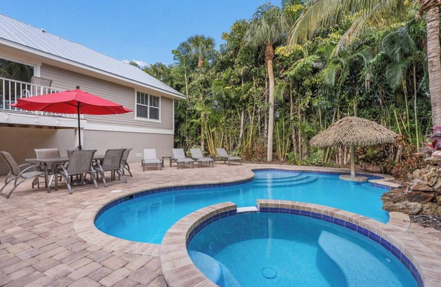 My Big Fat Beach House: Putt-Putt, Ping Pong, Heated Pool, Hot Tub