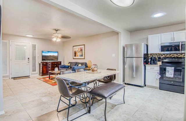 My Cozy Duplex A in the Heart of West Side