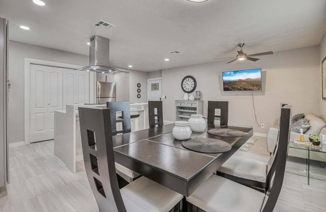 My Cozy Duplex B in the heart of West Side