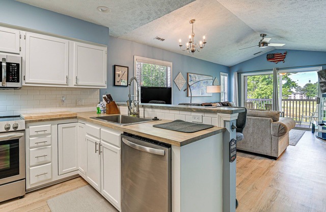 Myrtle Beach Condo, 4 Mi to Broadway at the Beach!