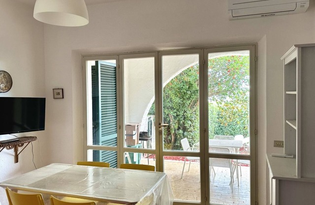 N106 - Numana, villa with garden and right sea view
