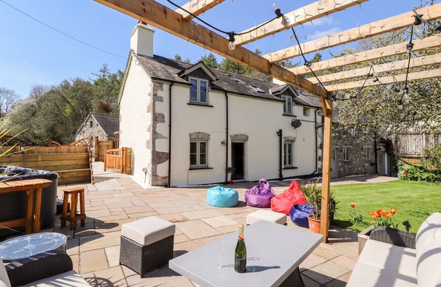 NANT Y CELYN, family friendly, with hot tub in Clawdd-Newydd