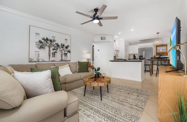 Naples 2-BDRM Condo, SuperClean, Patio, Lake Park!