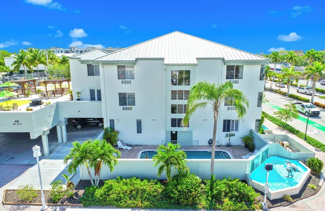 Naples Park Central Hotel