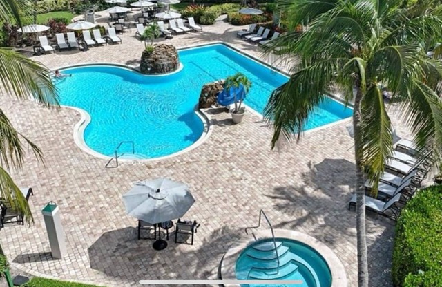 NAPLES RESORT 2BDRM 2BTH +Den POOL GOLF CLUB AMENITIES 5TH AVENUE BEACH