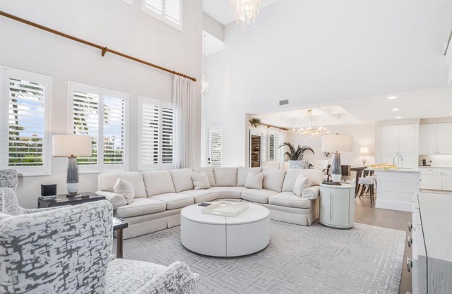 Naples Square Paradise
