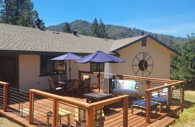 Nara Lodge - Modern 3br/2ba w/game room, pool table and WiFi.