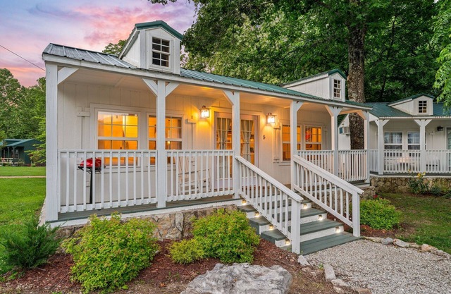 Nature-Focused Getaway | Creekside Studio w/Modern Comforts & Free Ticket Perks!