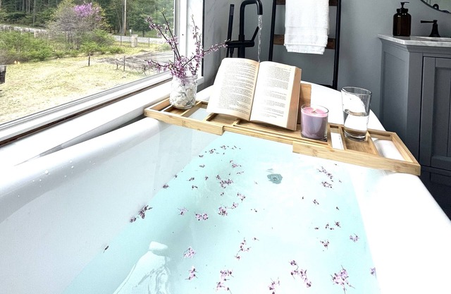 Nature is Calling! New Construction 5min walk Bass Lake !