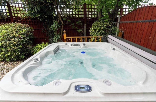 Nature's Serenade:3BR Classic Home-Jacuzzi and Sauna