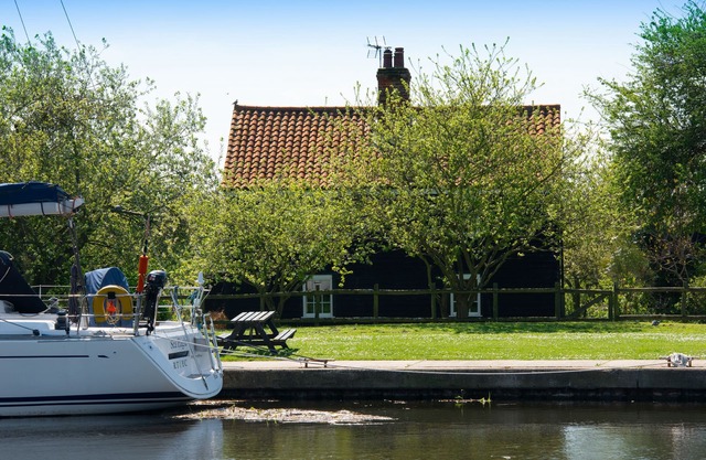 Navigation Cottage - Elegant luxury in a beautiful cottage beside a historic Sea Lock, Nature Reserv