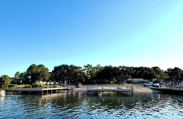 Navy Point Pet Friendly 2 bedroom 1 bathroom cozy home.