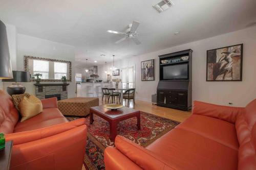 Nawlins vibe with rooftop verandah near Riverwalk and downtown