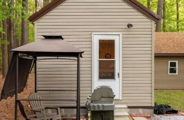 nCozy retreat in peaceful wooded setting. Pet friendly!