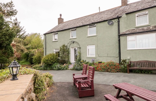 NEAR BANK COTTAGE, pet friendly, with hot tub in Waberthwaite