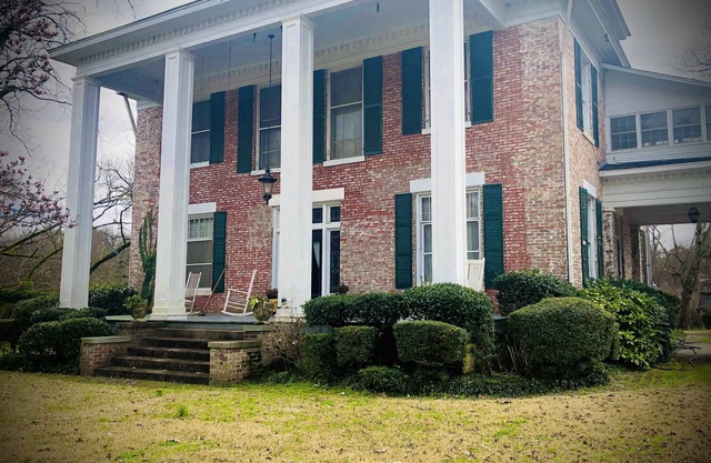 Near Columbus AFB and MSU - Sleeps 8 with locally sourced + fresh breakfast