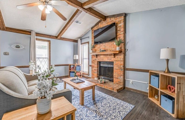 Near Dining & MEM - Hickory Hill Home