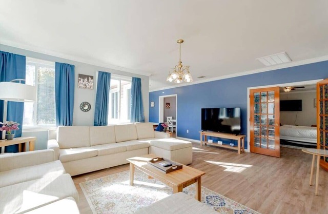 Near Downtown & On the Water! Sweet Retreat!