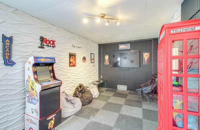 Near Dtwn & Beach: Savannah Home w/Game Room!