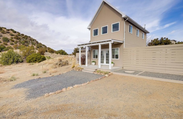 Near Hiking: Dog-Friendly Studio in Los Cerrillos