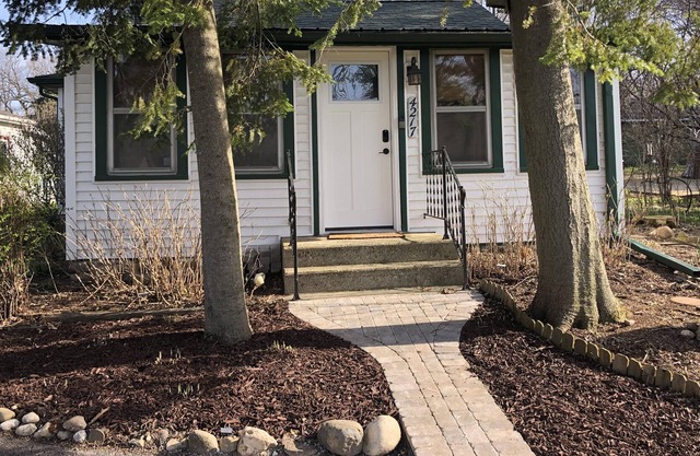 Near lakefront 2 bed cozy cottage Pet friendly Quiet family respite modern clean