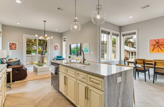 Near Marina with 2 king beds, a balcony, and 20 mins to Pensacola Beach