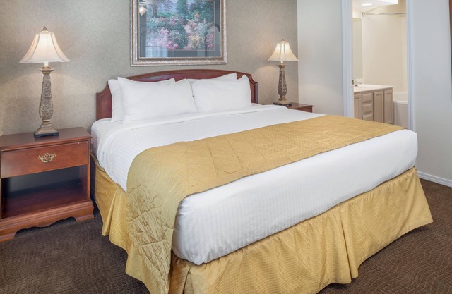 Near Mickey Gilley Theatre! Kitchen, Kayaking, Pool, Water Skiing