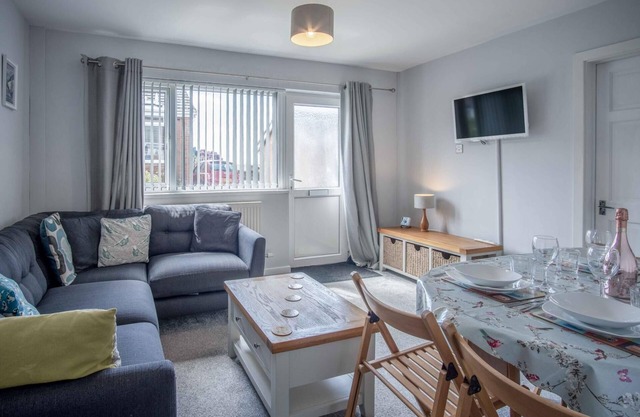 Near Mumbles Cricket Club | Sleeps 4 | Coastal path | Beaches | Parking | WiFi